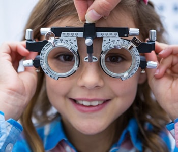 Проверка зрения у детей офтальмологом